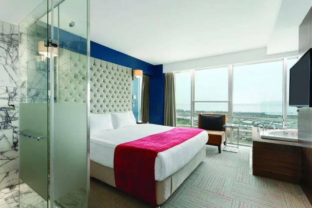 غرفة بسرير مزدوج بإطلالة على البحر، Ramada Encore by Wyndham Izmir 2/2