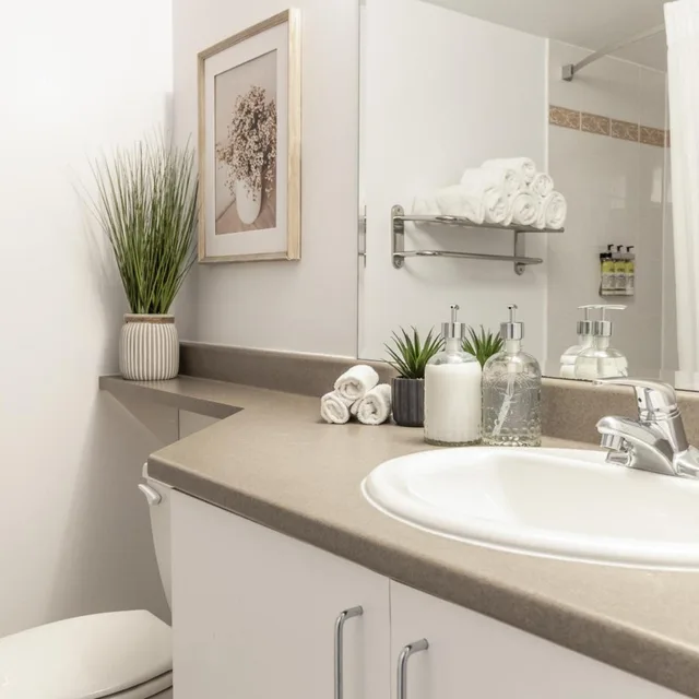 جناح بسرير كينج وسرير كوين بشرفة، Hotel Saint Laurent Montreal 5/8