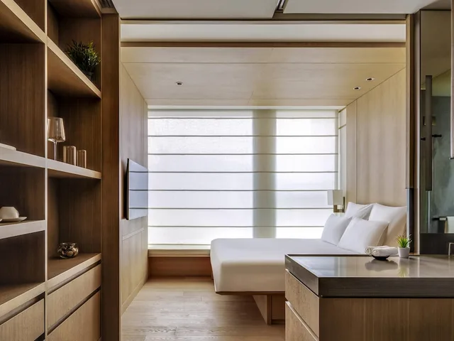 غرفة سوبيريور بسرير كينج بإطلالة على المدينة، AKI Hotel Hong Kong - MGallery Collection 3/3