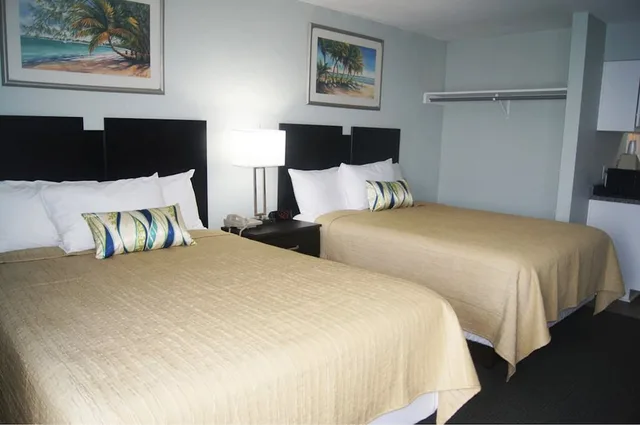 Room, 2 Queen Beds, Ocean Front, Kitchen، Ocean Plaza Motel 1/2