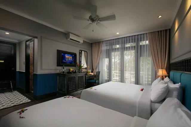 غرفة ديلوكس ثلاثية بسرير كينج وسرير فردي بإطلالة على المدينة، Golden Holiday Hoi An Hotel 5/10