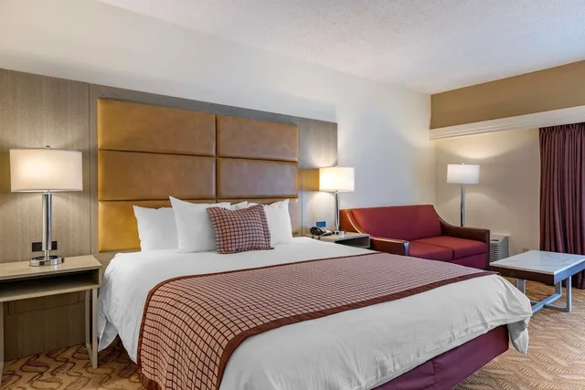 غرفة قياسية كبيرة بسرير كينج مع أريكة، Best Western Plus Thousand Oaks Inn 1/5