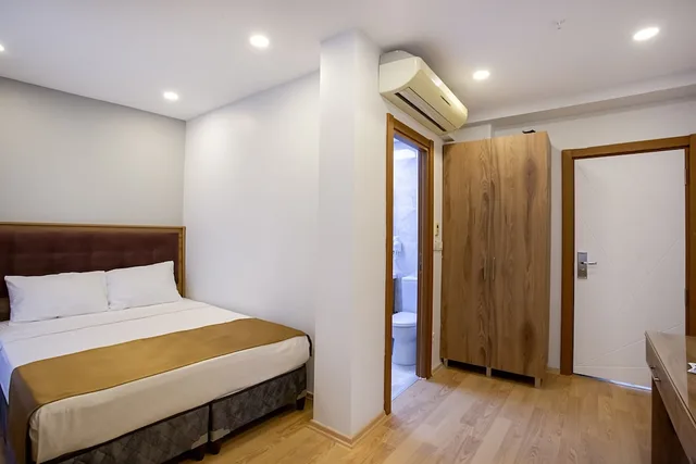 غرفة سوبيريور بسرير كوين بإطلالة على البحر بشرفة، West Palace Hotel 3/9