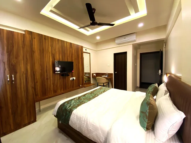 غرفة سوبيريور بسرير مزدوج، The Grand Sarovar Inn and Suites 1/3