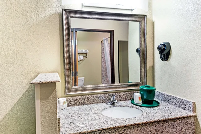 غرفة بسرير كينج، Super 8 By Wyndham San Antonio/Alamodome Area 8/10
