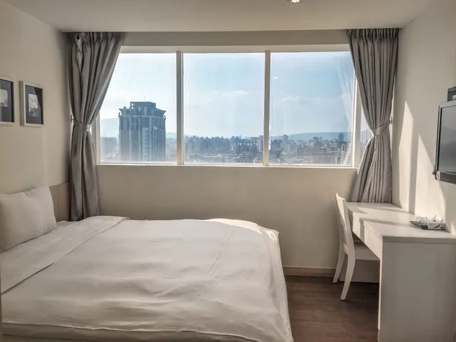 غرفة بسرير مزدوج بإطلالة على المدينة، We Meet Taipei Hotel 3/10