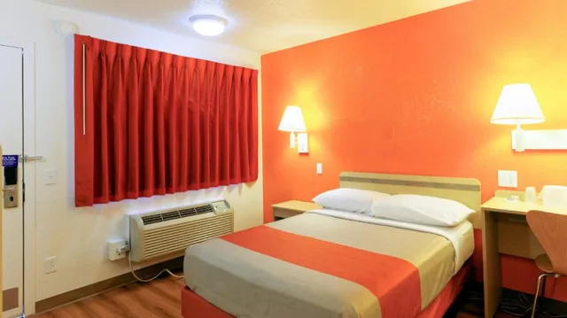1 Queen Bed Micfridge، Motel6 Chico, CA 3/8