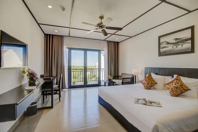 غرفة ديلوكس بسرير كينج بشرفة، White Lotus Hotel Hoian 1/8