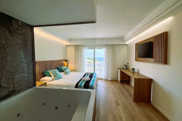 غرفة ديلوكس بسريرين منفصلين مع أريكة بحوض جاكوزي، WelikeHotel Triton beach 7/10