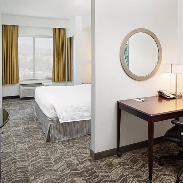 جناح بسرير كينج مع سرير سحّاب إضافي مع أريكة بحوض استحمام لذوي الإعاقة، SpringHill Suites by Marriott El Paso 7/7