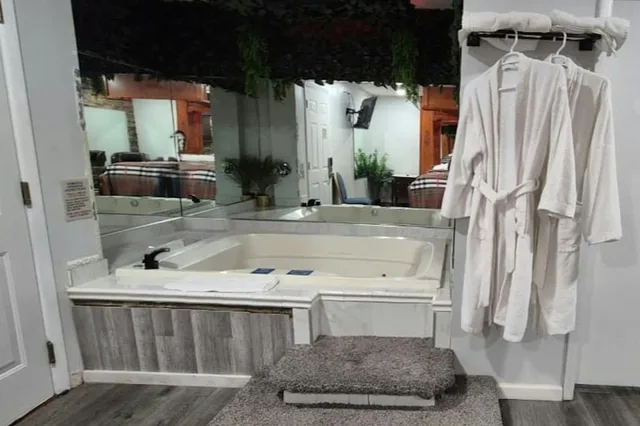 غرفة بسرير كينج لغير المدخنين بحوض جاكوزي، Des Plaines Motel By OYO O'Hare Airport Chicago 6/6
