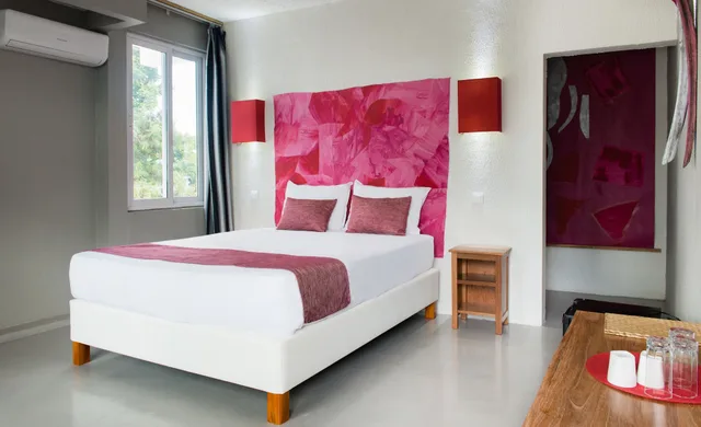 Family, 1 Queen and 1 Single Bed, La Tonnelle 1/7