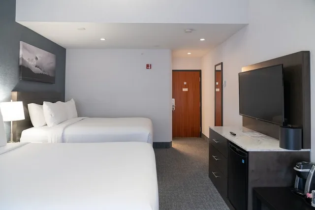Superior Room, 2 Queens، Red Carpet Inn Banff Hotel 2/3