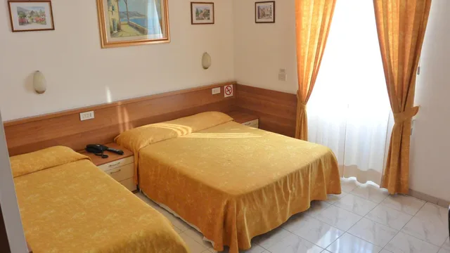 غرفة ثلاثية، Hotel Mignon 3/7