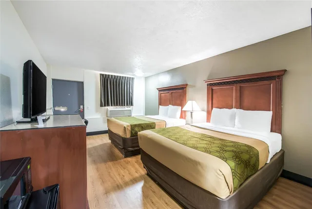 غرفة بسريرين كوين، Rodeway Inn St. Joseph MI 1/3