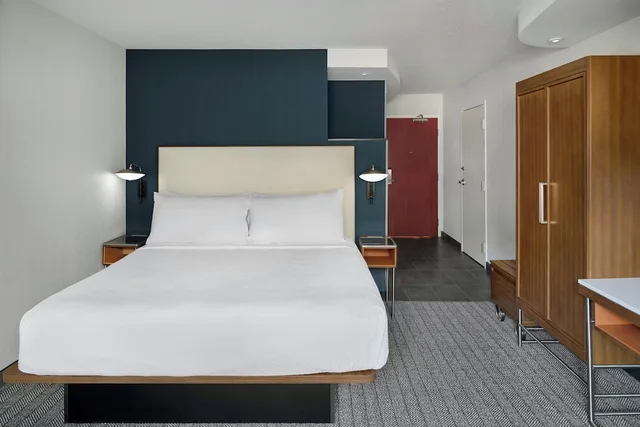 غرفة بسرير كينج مع أريكة، Courtyard by Marriott Kansas City Shawnee 6/10