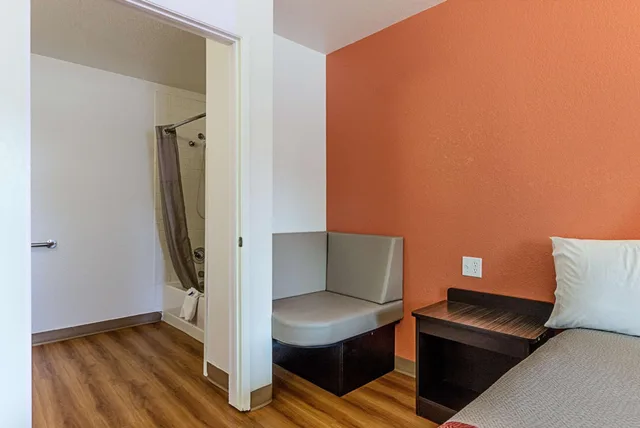 غرفة بسرير كينج لذوي الإعاقة، Motel6 Fresno, CA 8/10