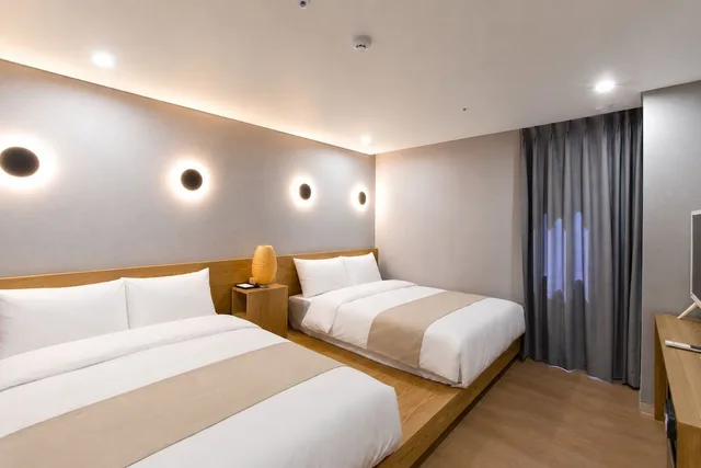 Family, 2 Queen Beds, Brosis Hotel 2/2