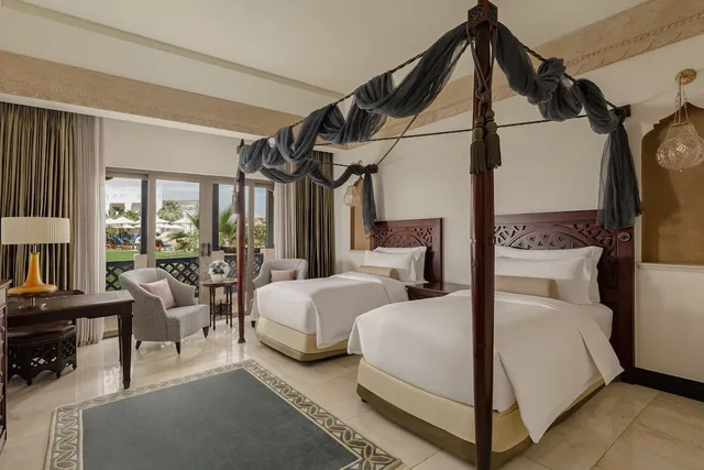 غرفة ديلوكس بسريرين منفصلين بإطلالة على المسبح، Sharq Village & Spa, a Ritz-Carlton Hotel 2/5