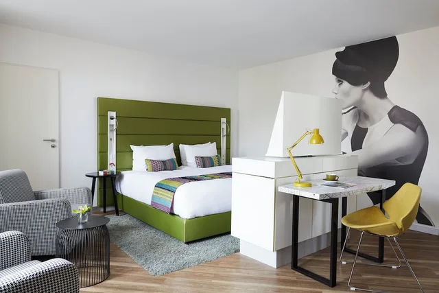 غرفة قياسية بسرير كينج بإطلالة على المدينة لذوي الإعاقة، Hotel Indigo Duesseldorf Victoriaplatz 2/10