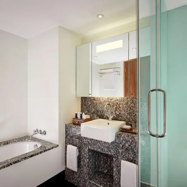 Family, Penthouse Suite, Double Bed, Park Plaza County Hall London 2/3