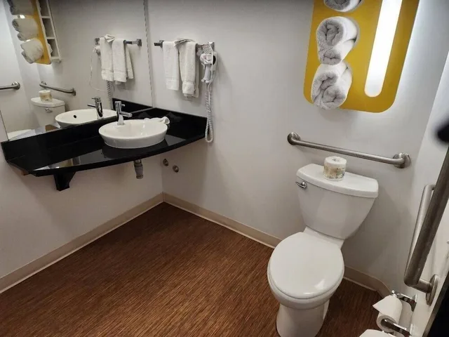 غرفة ديلوكس بسرير كوين لذوي الإعاقة، Motel6 Moosomin, SK 4/6