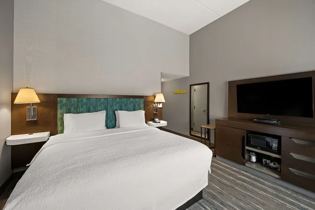 Study, King Bed, Sofa، Hampton Inn & Suites Poughkeepsie 1/6