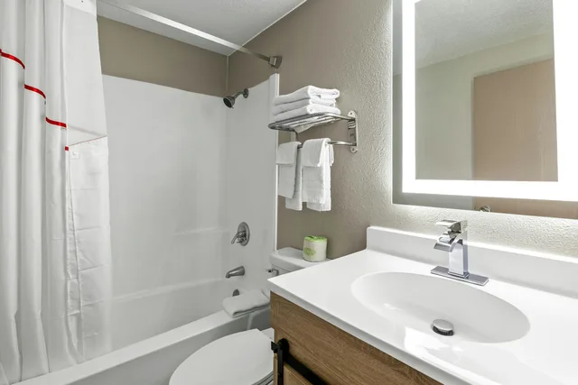 غرفة سوبيريور بسرير كينج، Red Roof Inn Ames 6/6