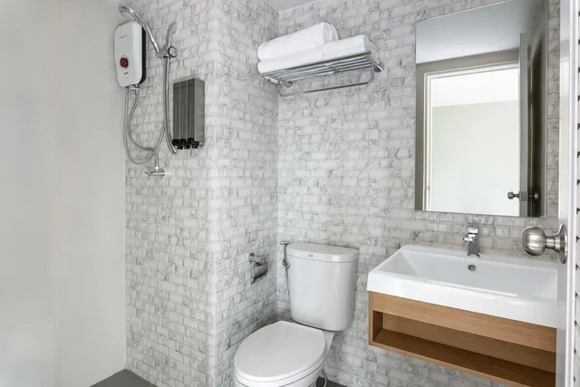 غرفة ثلاثية بسرير مزدوج وسرير فردي بحمام خاص، Travelier Hostel 2/2