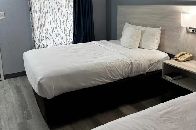 Efficiency, 2 Double Beds, Suburban Studios Christiansburg - Blacksburg 1/4