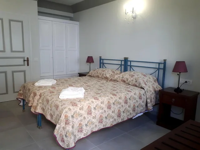 Budget Basement Twin without Balcony، Zephyros Hotel Santorini 1/1