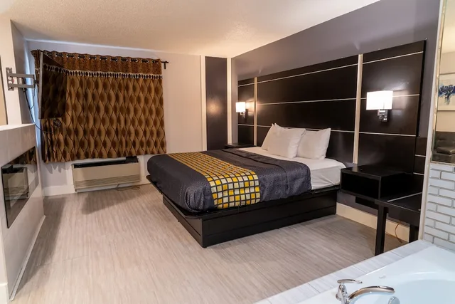 جناح بسرير كينج بجاكوزي، Coratel Inn & Suites by Jasper Hastings 3/10