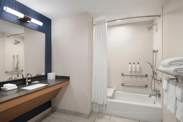 جناح بسرير كينج بغرفة نوم واحدة مع أريكة لذوي الإعاقة، Fairfield Inn & Suites Madison Historic Eagle Cotton Mill 4/4