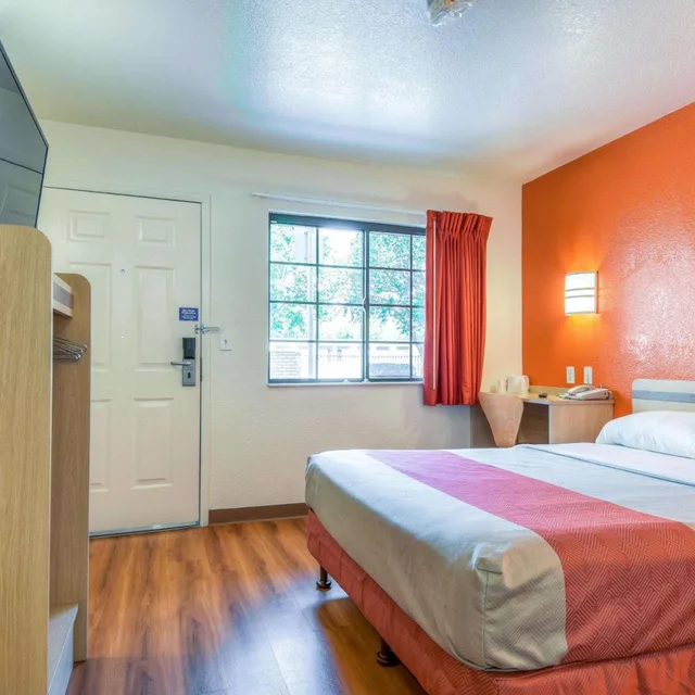 غرفة بسرير كوين، Motel6 Pomona, CA - Los Angeles 1/10
