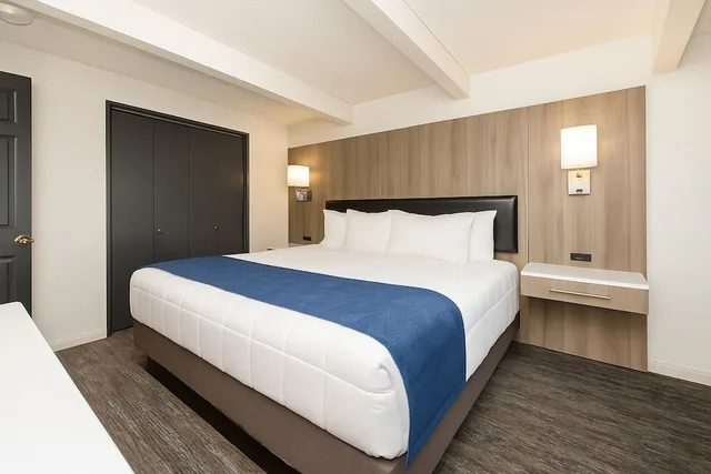 Captains Quarter, King and Queen Bed, Sofa، Oyster Bay Inn & Suites 1/3