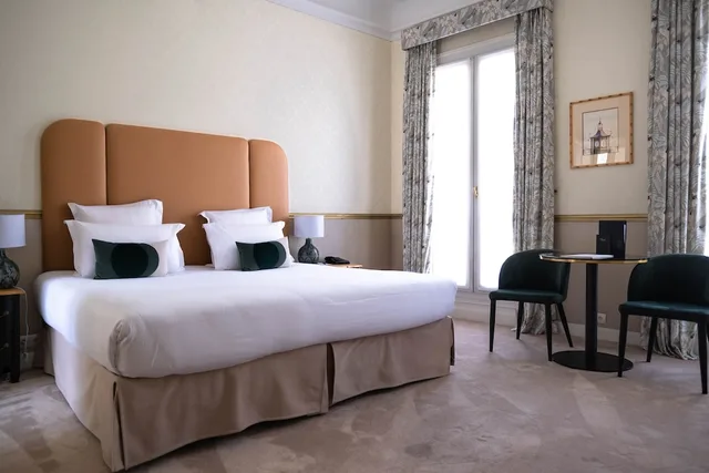 جناح جونيور بسرير كوين، Hotel Claridge 4/10