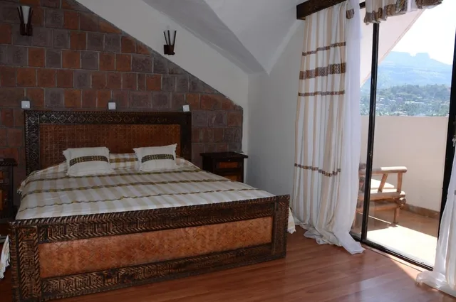 غرفة قياسية ثلاثية بسرير كينج وسرير فردي، Lalibela Lodge 1/3