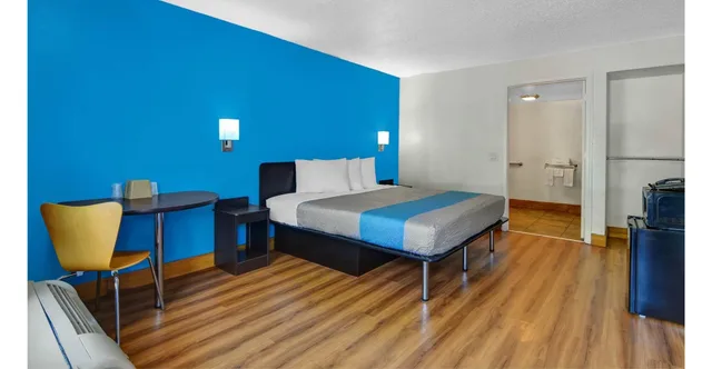 غرفة بسرير كينج لذوي الإعاقة، Motel6 Atlanta GA 3/9