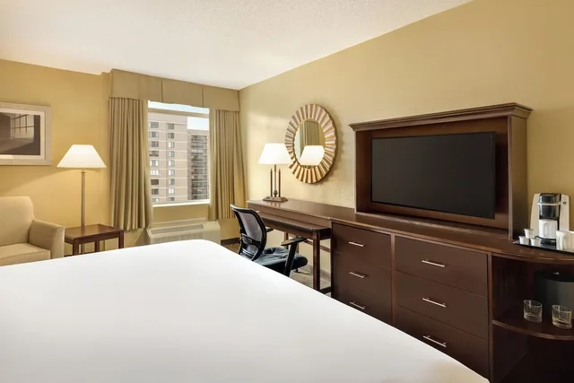 غرفة قياسية بسرير مزدوج بحوض استحمام لذوي الإعاقة، Crowne Plaza Crystal City Washington D C 2/3