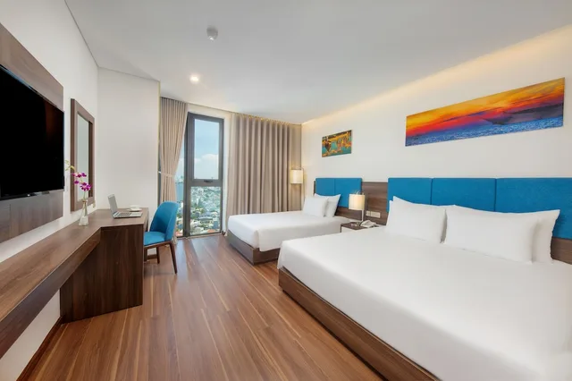 غرفة ديلوكس ثلاثية بسرير كينج وسرير فردي بإطلالة جزئية على البحر، Grand Gold Hotel 2/4