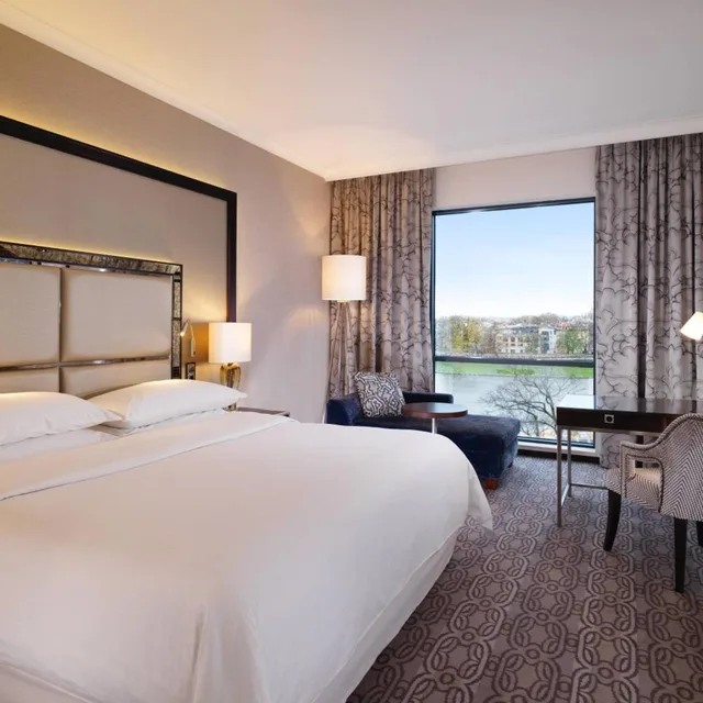 غرفة بريميوم بسرير كينج مع دخول صالة النادي، Sheraton Grand Krakow Formerly Sheraton Krakow Hotel 3/5