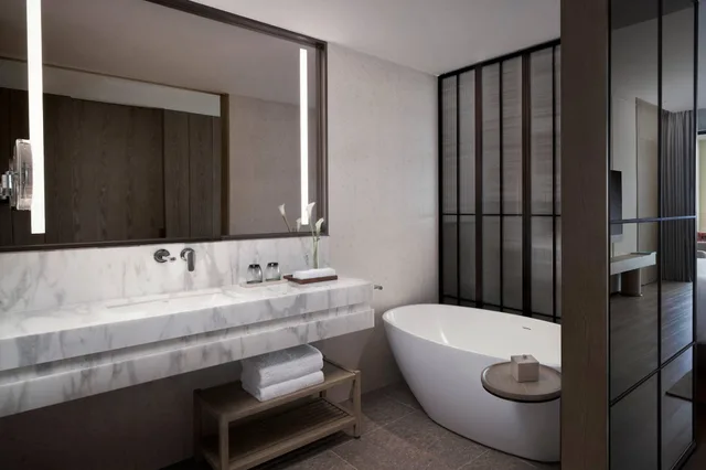 غرفة بسريرين مزدوجين بإطلالة على البحر للمدخنين، Marriott Yalong Bay 2/2