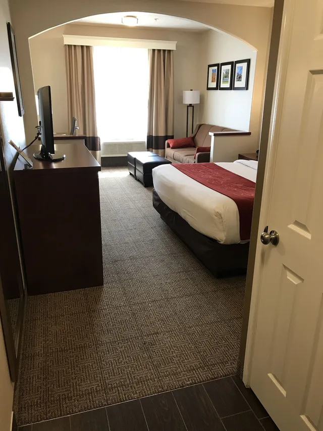 Studio, Suite, King Bed, Sofa, Comfort Suites Near Six Flags Magic Mountain 10/10