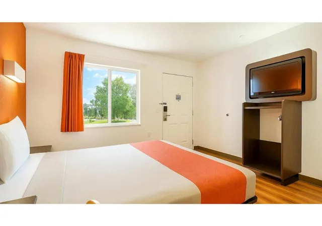 Room, Queen Bed, Motel6 Carlsbad, CA Beach 3/10