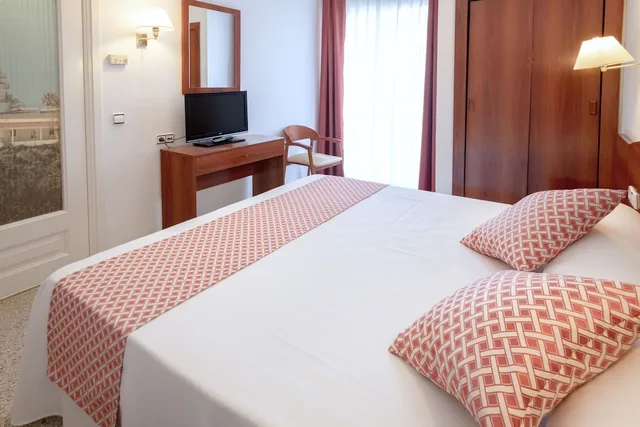 Standard, Double or Twin Bed, Balcony, GHT Balmes Hotel, Aparthotel & Splash 8/10
