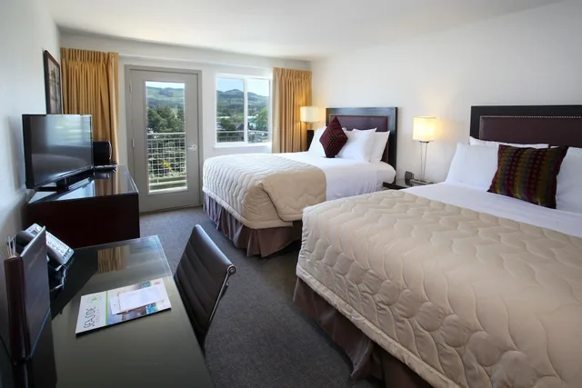 غرفة قياسية بسريرين كوين بإطلالة على النهر، River Inn at Seaside 2/6