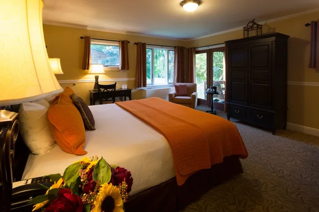 Cottage, King Bed, Skytop Lodge 2/2