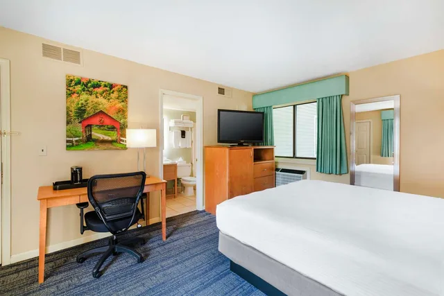 غرفة بسرير كينج مع أريكة، Best Western Inn & Suites Rutland-Killington 2/4
