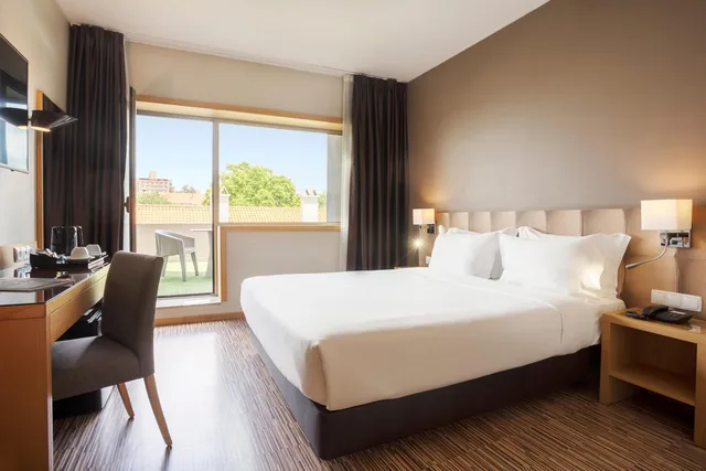 غرفة كومفورت بسرير كوين بشرفة، Hf Tuela Porto Hotel 2/3