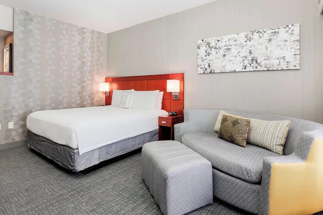 غرفة بسرير كينج مع أريكة لذوي الإعاقة، Courtyard Dallas Arlington South 2/5